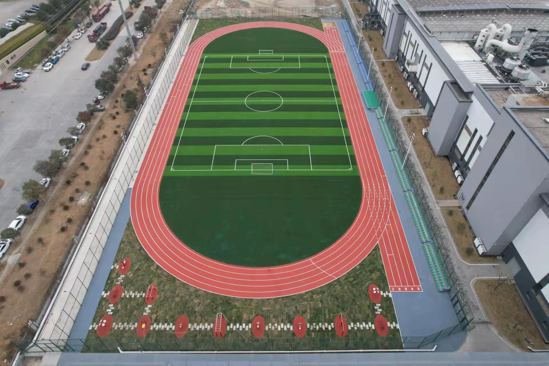塑膠跑道廠家怎樣選擇，塑膠跑道廠家前期施工，溢邦體育給您解答