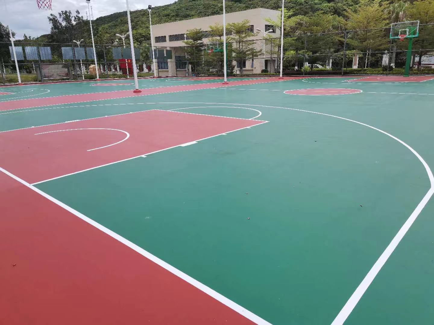 硅pu籃球場造價與選擇，2023溢邦體育廠家報價