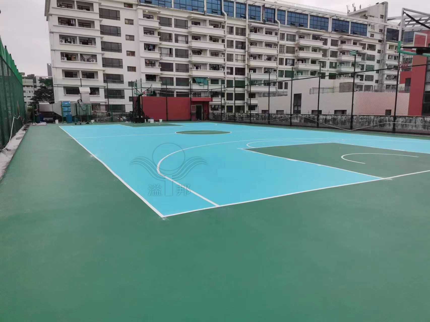 建一個籃球場需要多少錢？哪個籃球場建設(shè)廠家最劃算？